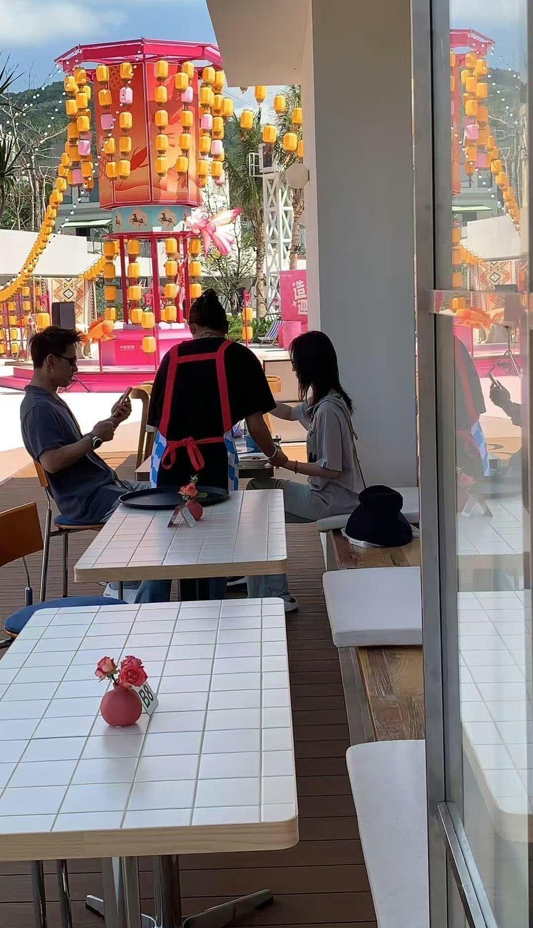 吴谨言洪尧好恩爱啊两个人力破谣言，吴谨言女儿今年应该2岁了吧事业巅峰期结婚生