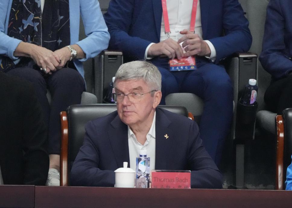 我感觉奥委会主席巴赫这次来中国的目的不简单，其实是想让中国再次申办奥运会？都把主