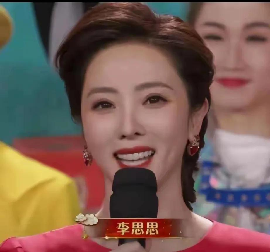 “落地的凤凰不如鸡”？李思思用实力打破偏见！曾经的北大才女、央视顶流，在事业巅峰