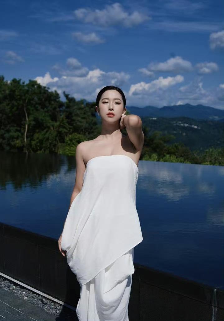 穿上最舒服的白裙子，找个最美的角落，做个快乐的“废柴”。度假风小白裙户外白裙照