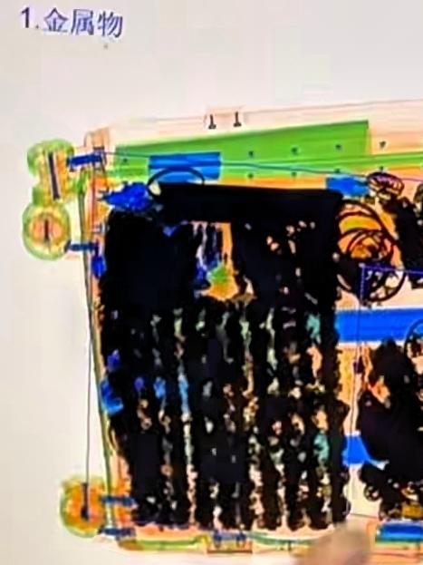 胆子也太大了！也不怕被抢？近日，在河南平顶山高铁站，有一男子过安检的时候，他行李