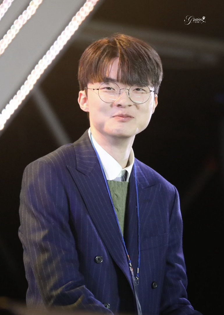 Faker冲击七冠王，LOL将限制第三方下载对局回放，S16世界赛主题曲歌词，F