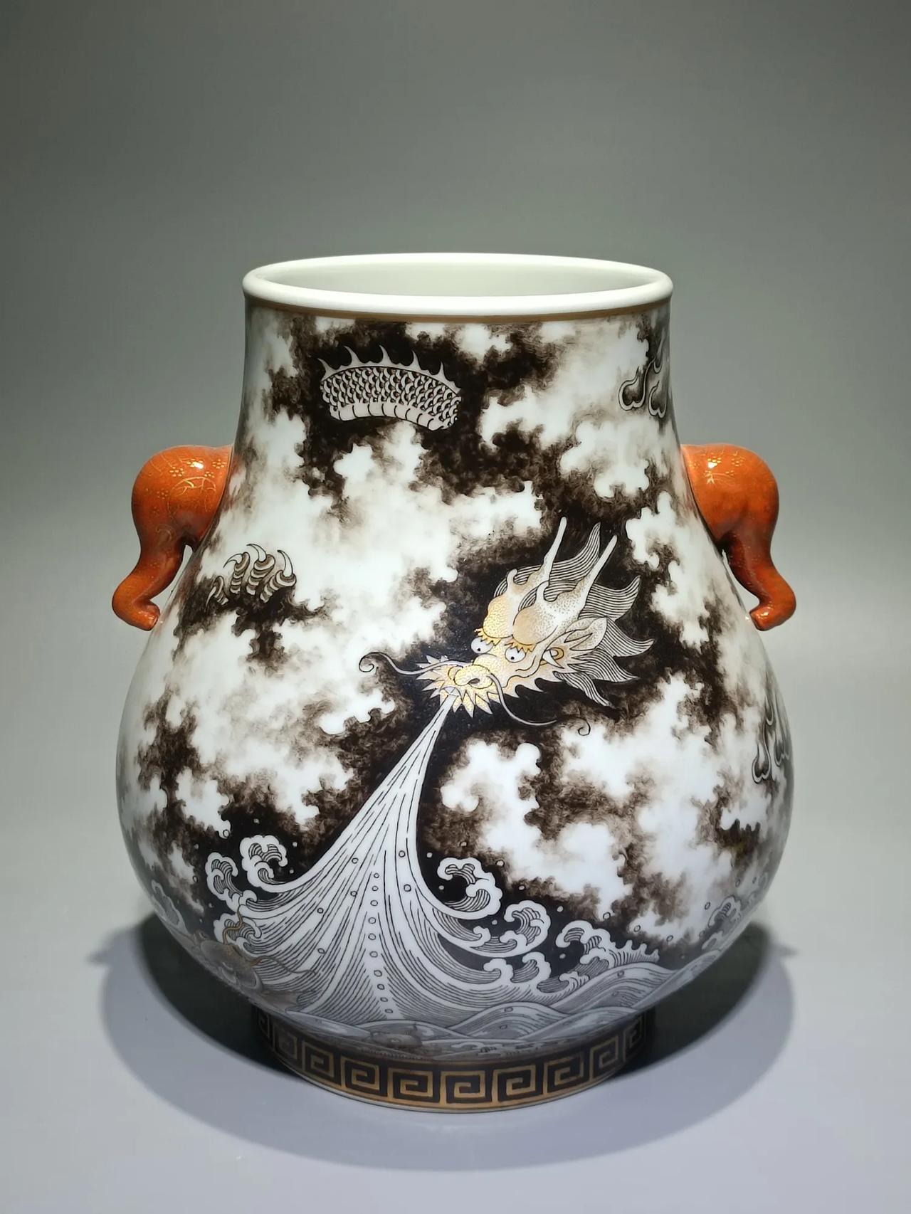 大清雍正年制，墨彩描金鱼跃龙门象耳尊，高：25cm，肚直径：22cm墨彩描金瓷器