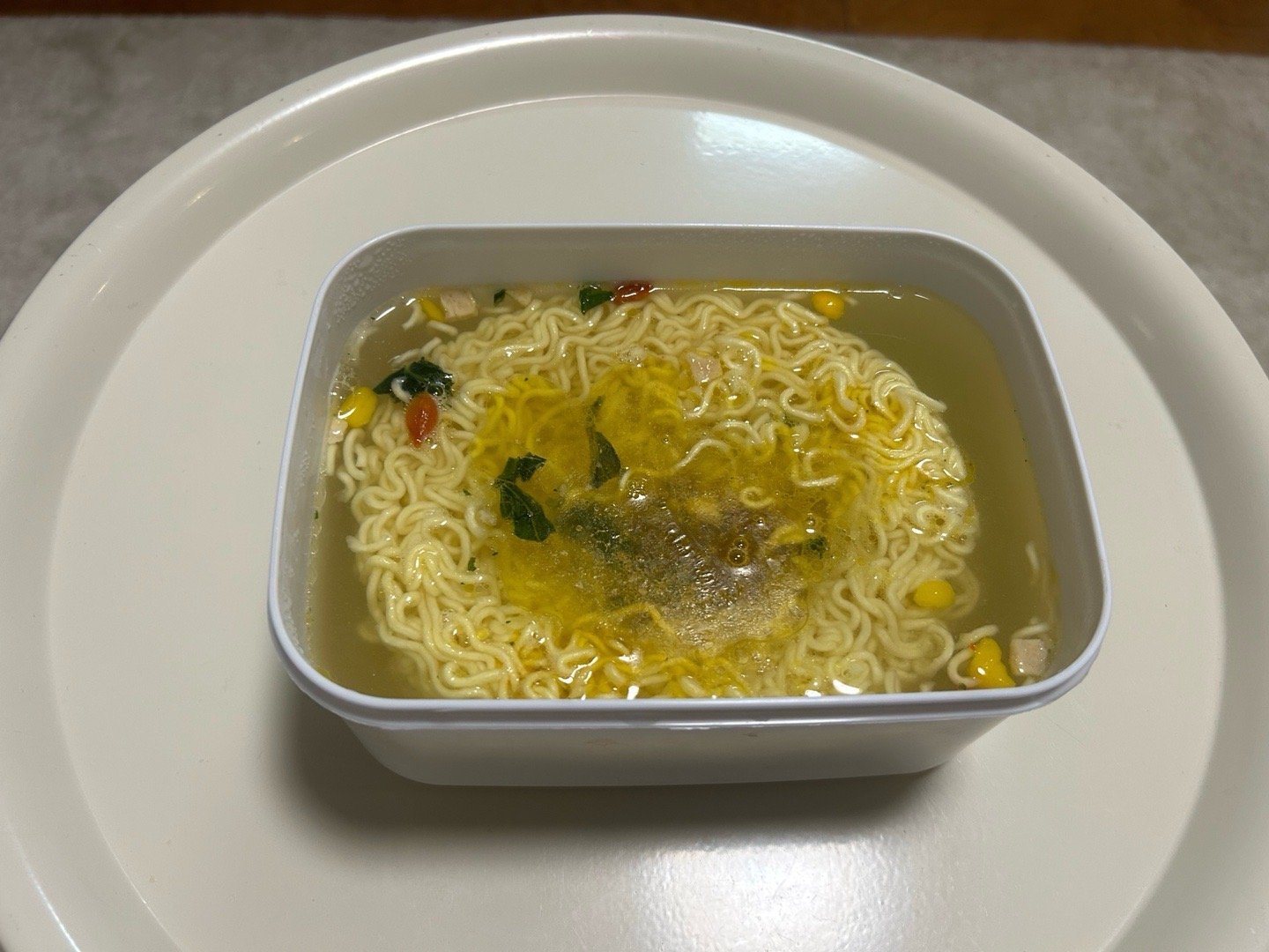 直播完本来想着晚上减肥不吃了，没想到饿的扛不住，于是来个泡面垫垫吧