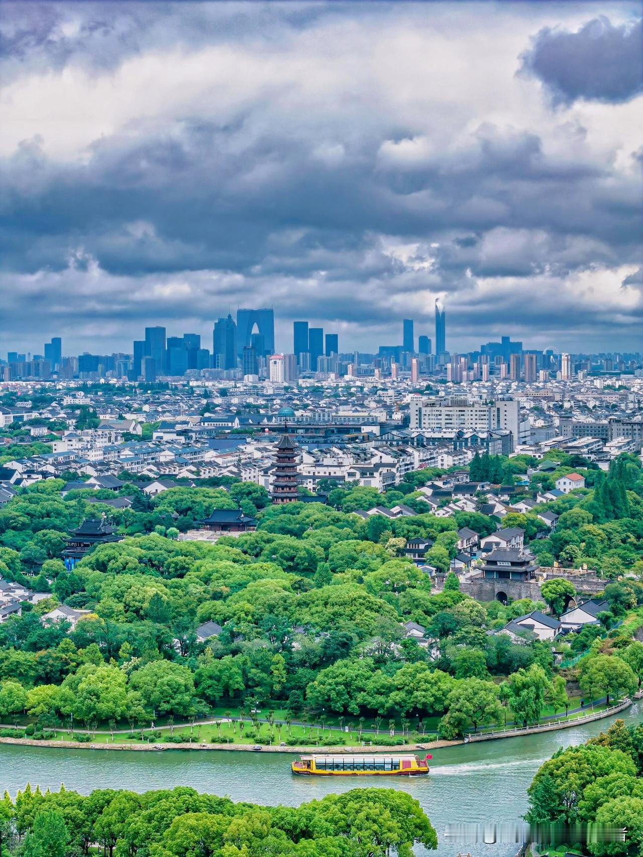 大雨洗礼后的亚洲第一地级市苏州城，显得格外清爽现代，海派江南水乡韵味十足，每一个