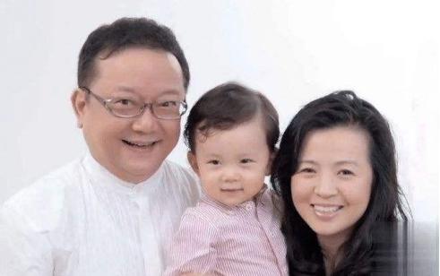 2008年初，60岁的王刚，突然接到了妻子郑艳东的电话：“刚哥，我怀孕了