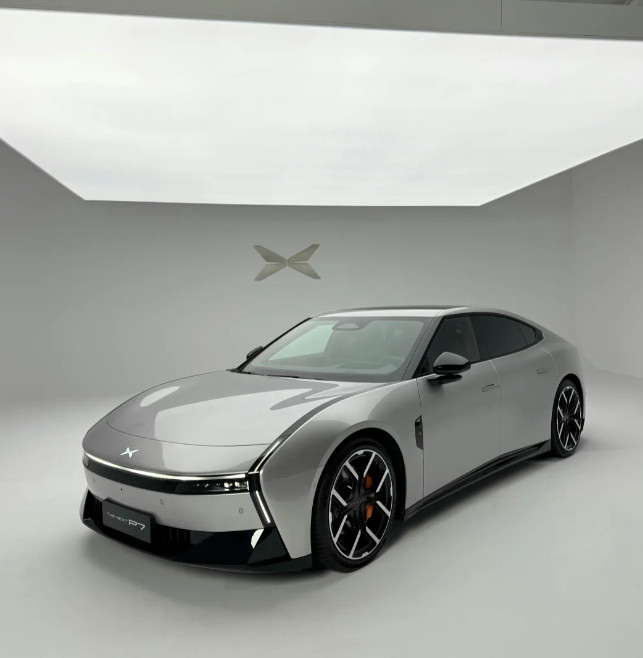 小鹏P7实拍，优雅与科技并存银灰哑光车漆像浸在蜜里，质感高级得不像话，你的P7有