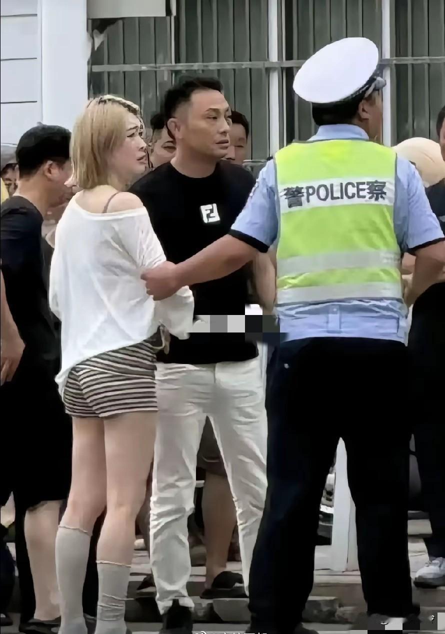 交警紧紧抓住女司机的胳膊！怕她跑了！自动驾驶以后，会让好多小仙女光着屁股开车。