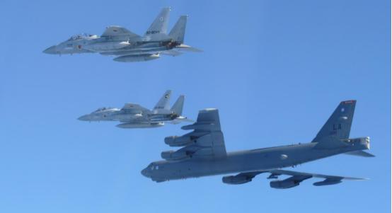 中俄巡航第二天，美军出动B52给日本撑腰，但却不敢与辽宁舰碰面 先说说中俄这