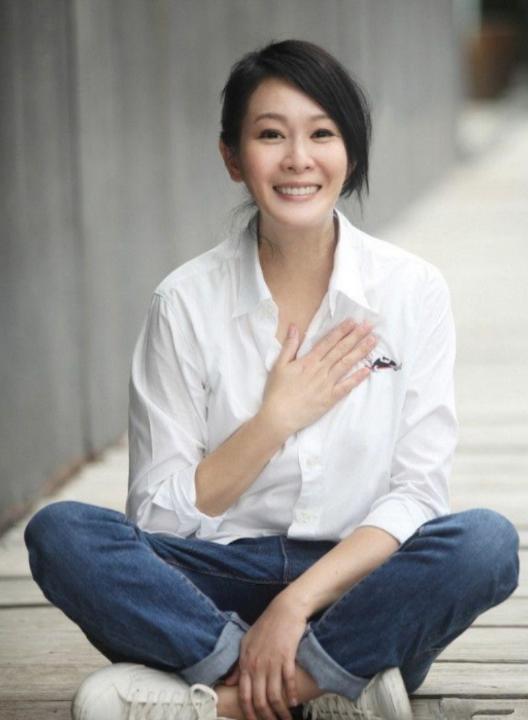2011年，刘若英嫁给了身家68亿的富商钟小江，婚前刘若英约法三章：可以同居但必