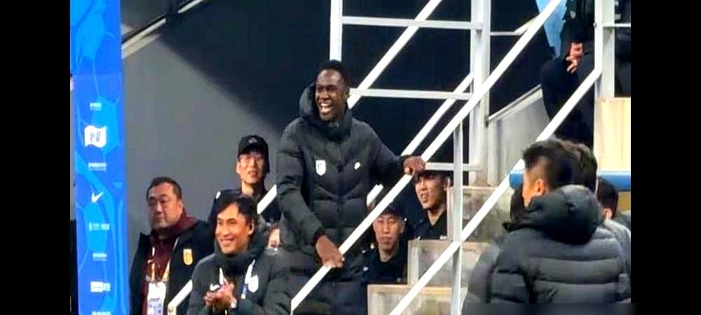 马莱莱伤成那样还硬顶着上场，大连球迷心疼坏了。去年踢完北京国安，他这耻骨