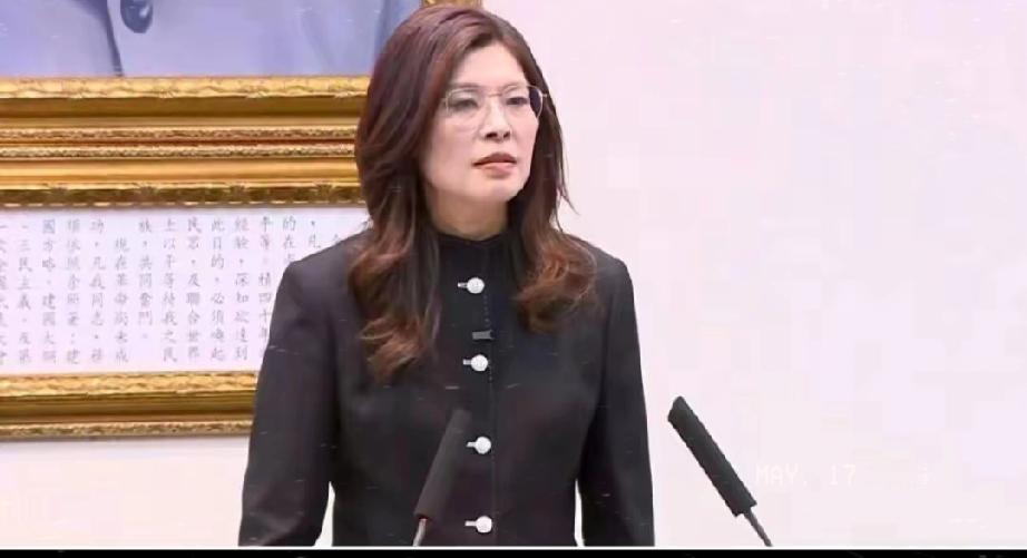 郑丽文开会骂前主席是为什么呢？她骂马英九、洪秀柱、朱立伦。除了江启臣没有骂——不