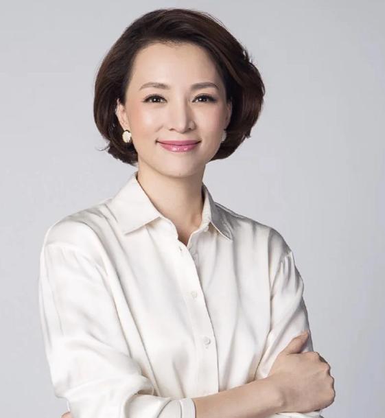 直到董卿的父亲发文悼念妻子。才明白董卿渐渐淡出荧幕的背后。不是因为老公的