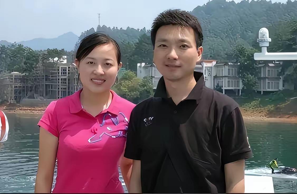 康辉与老婆同框照实在是太美了，太帅气了，他们两个人两小无猜，青梅竹马，多么有福