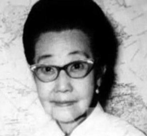 1924年9月，40岁的张默君到饭店查看婚礼的筹备情况时，一个服务生问她：“老太