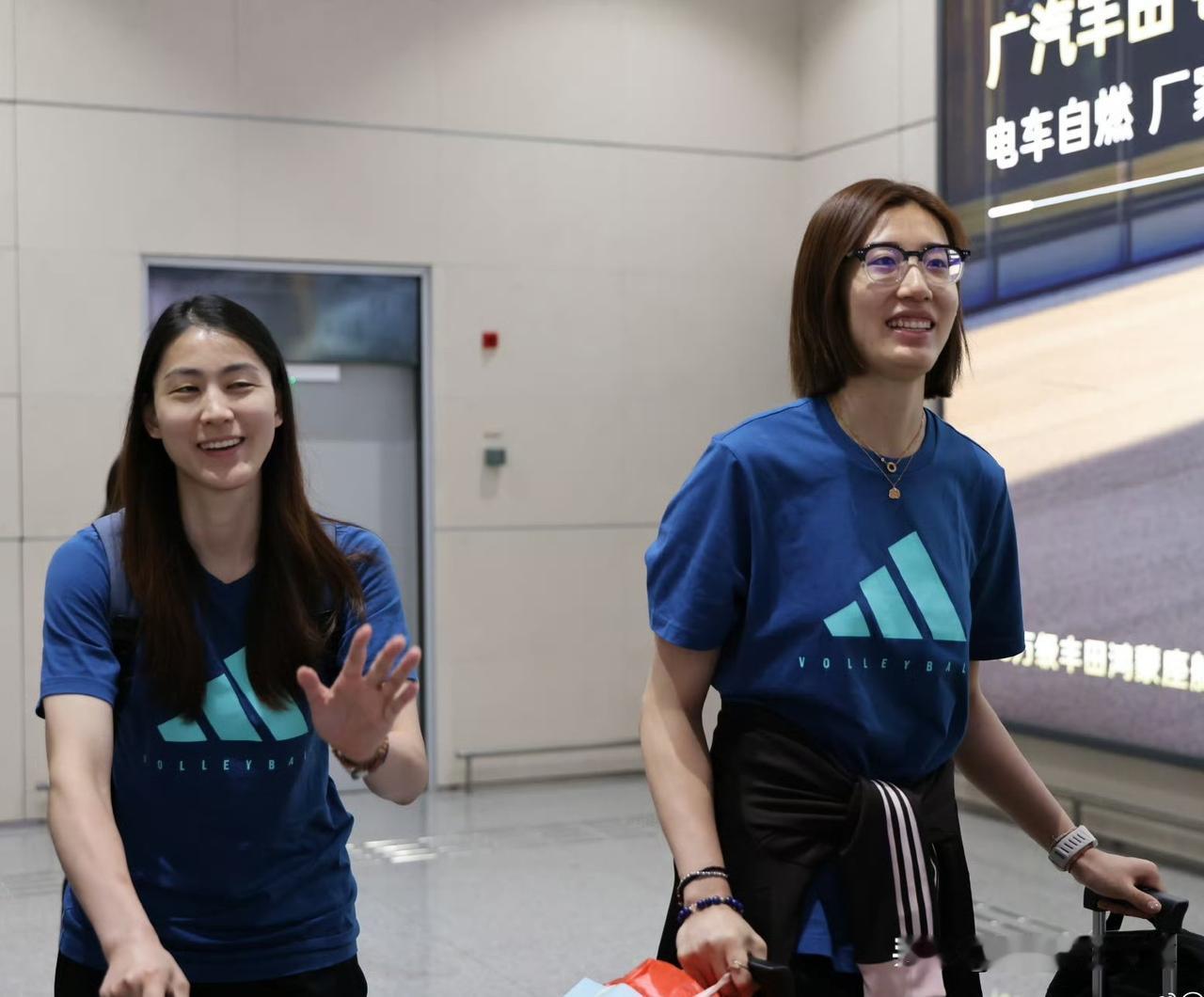 5月30日，身着蓝短袖的中国女排已到南京，王媛媛、刁琳宇笑容满面，金佳宝、周页彤