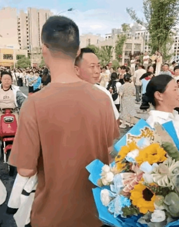 全网第一个拒绝妈妈送花的高考生出现了！