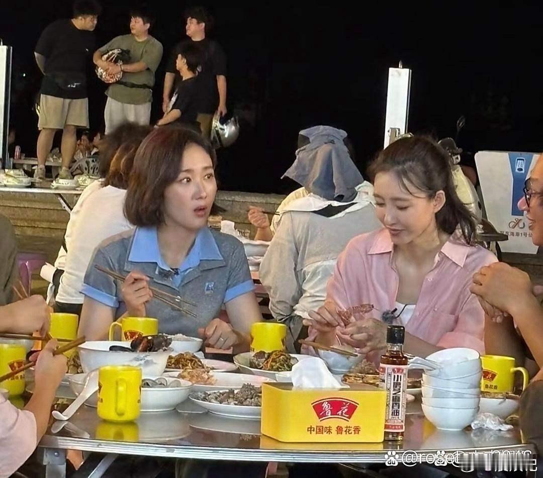 朱珠和老公女儿到餐厅吃日式料理，她的老公看起来好帅，身材太好了，一家人好幸福啊！