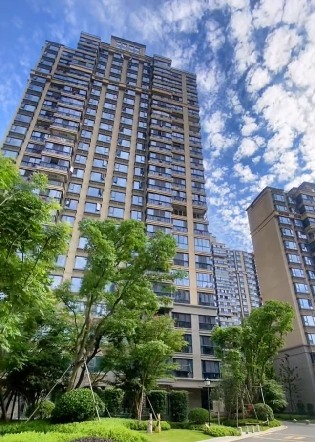 女孩子还是矜持一点，要不然，真的会被男方妈妈看不起。我家楼下阿姨说，他儿子最