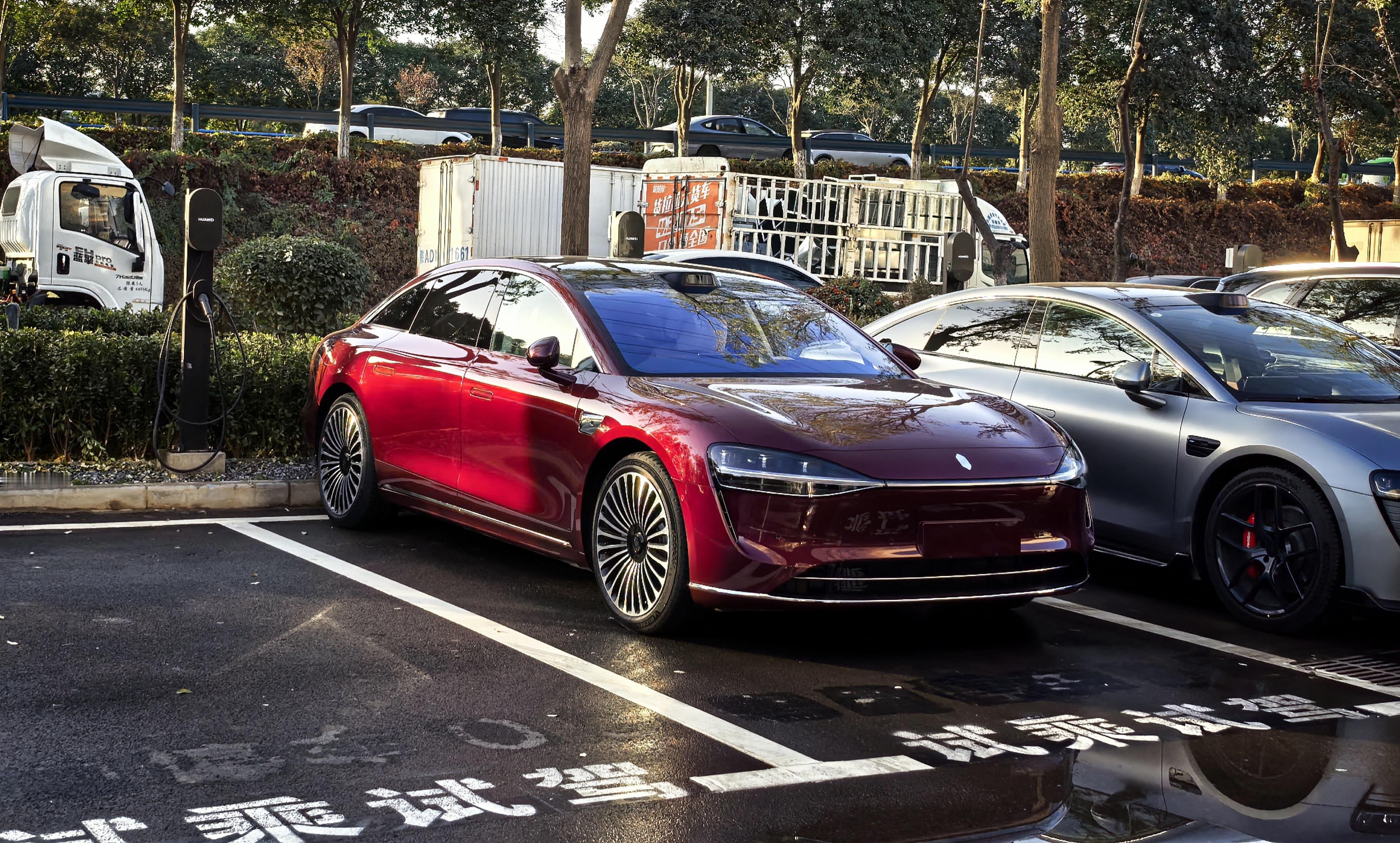 新款享界S9的节奏挺好，我最近的用户中心里已经有3台车了，店外一台可能是试驾车，