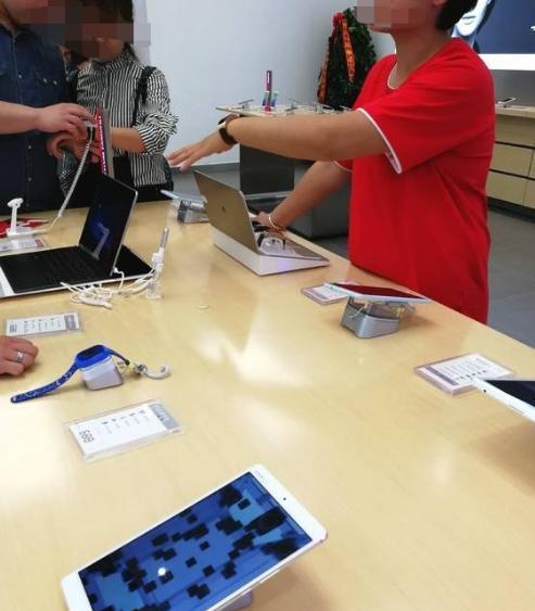 江西南昌，男子花12298元买了一部华为手机，使用一年后，手机出现卡顿、死机、暗