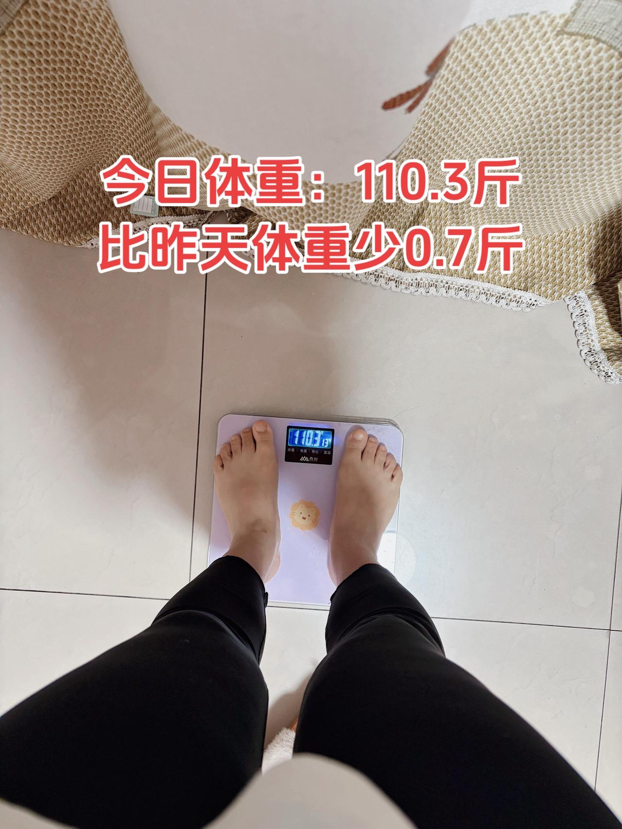 泪水打湿我的减脂餐，发誓瘦到105斤今日减脂早餐：鸡蛋+玉米+番茄+腰果+纯牛