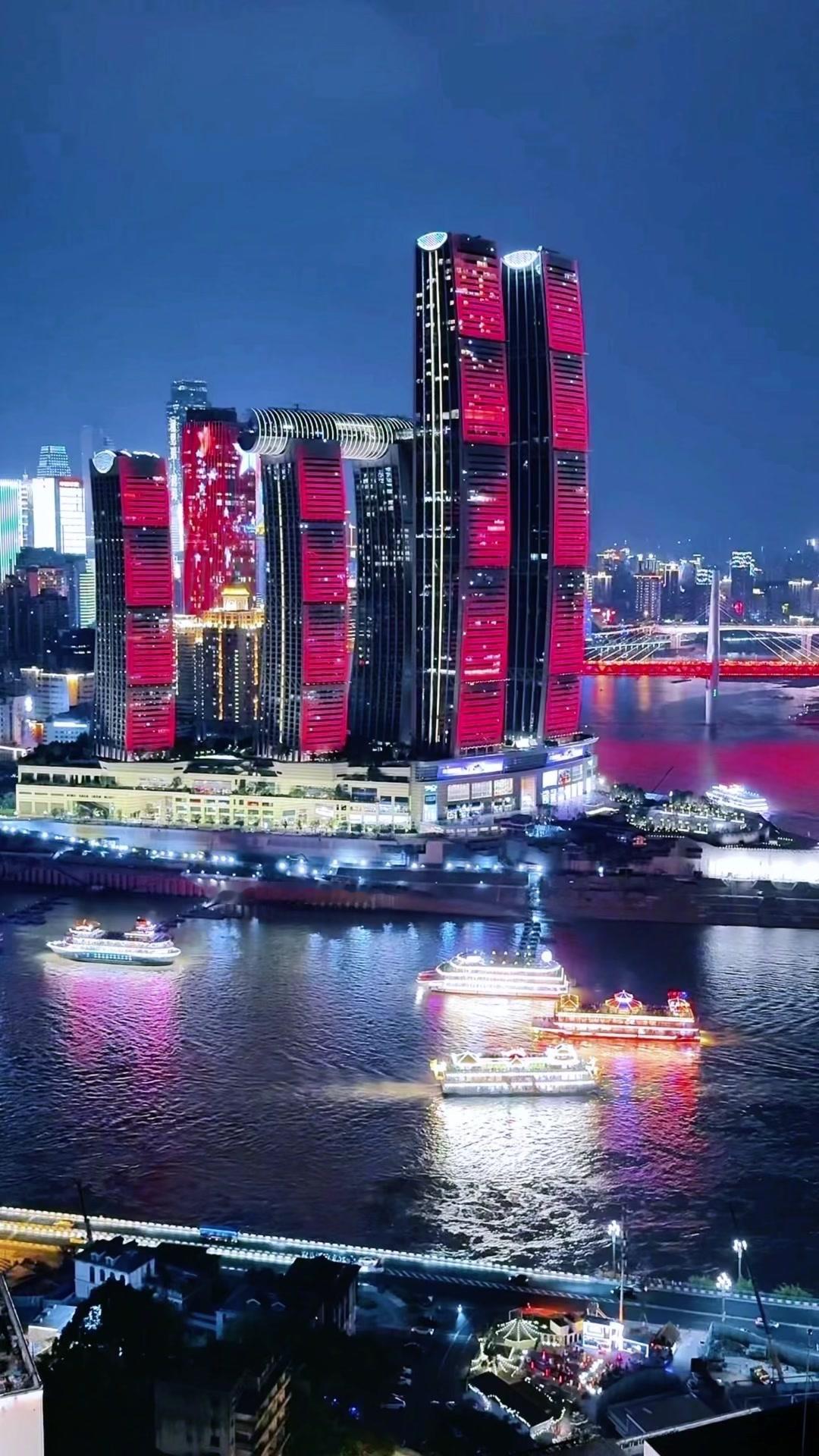 🌃华灯初上的南滨路，是重庆最美的夜。江面波光粼粼，两岸灯火璀璨，高楼与江水交相