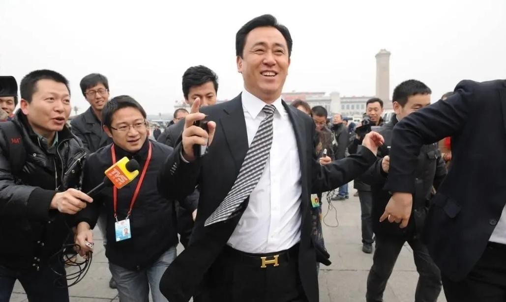 再见时没有意气风发，已是满头白发，许家印仿佛老了30岁。一审结果：许家因数罪并罚