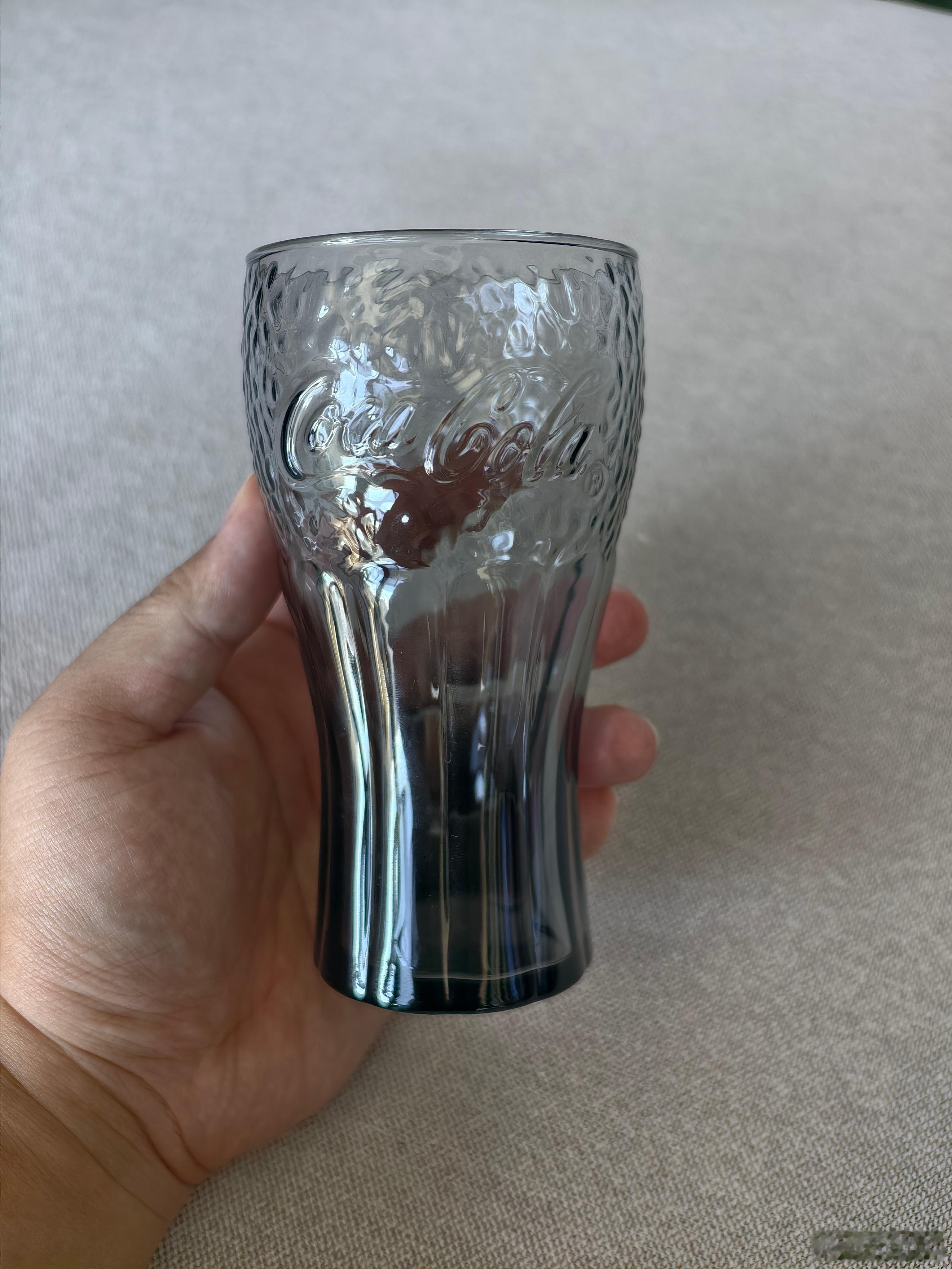 麦当劳的可乐杯真是一年不如一年，黑色的是老款（大概22年），粉色的是前两天吃麦送