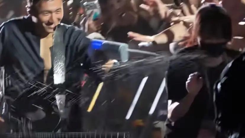 你知道吗？谢霆锋西安站演唱会直接变成了全场嗨翻的大型呲水现场，相关片段刚上线就刷