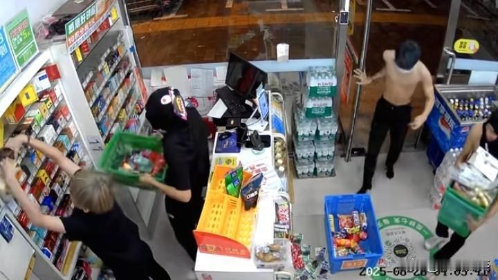 8月28日凌晨4点多，4名小伙洗劫湖南一家自助便利店，一边拿东西，还一边笑，店主