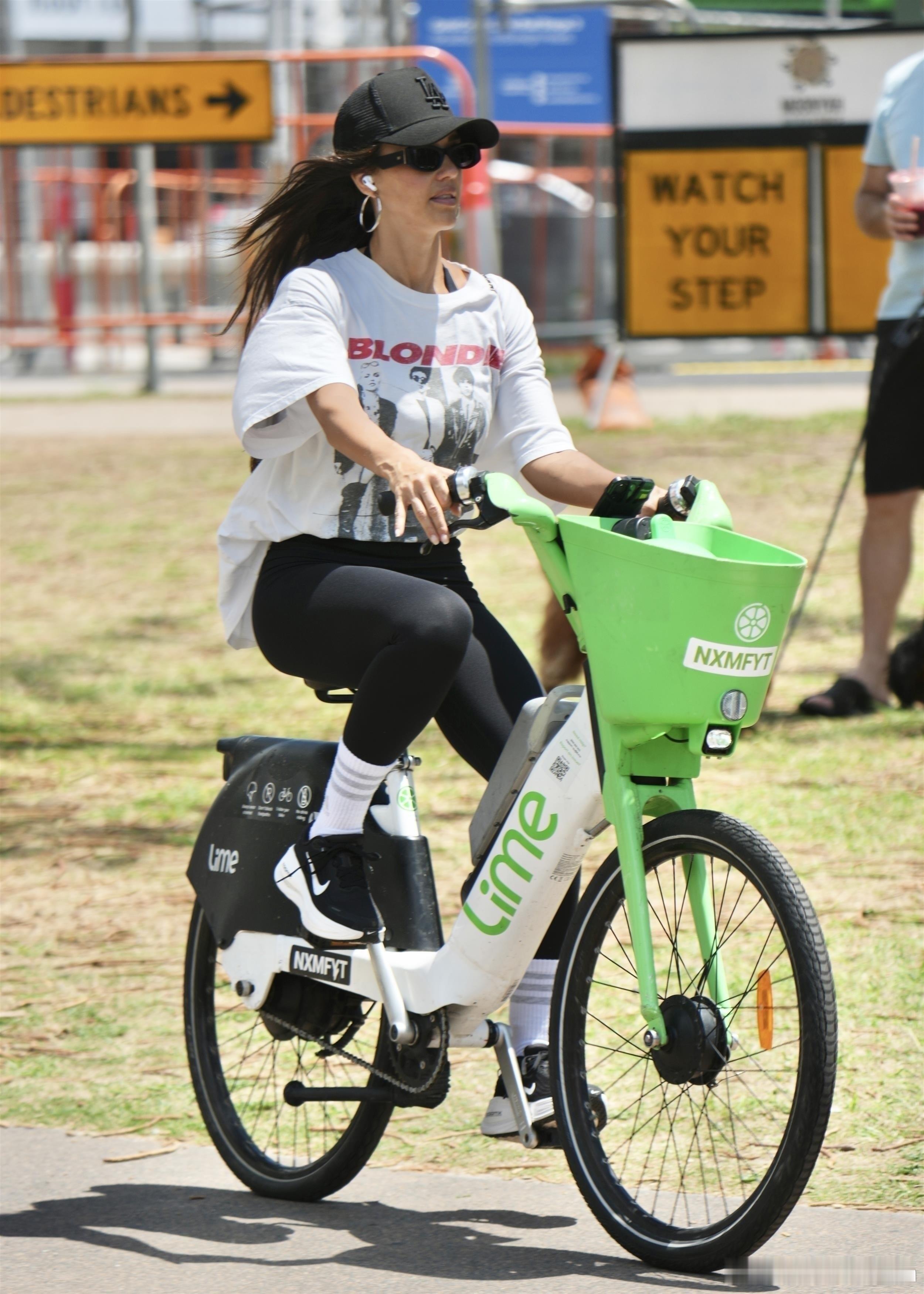 Jessicaalba杰西卡阿尔芭在澳大利亚黄金海岸外出，芭姐骑着共享单车出门