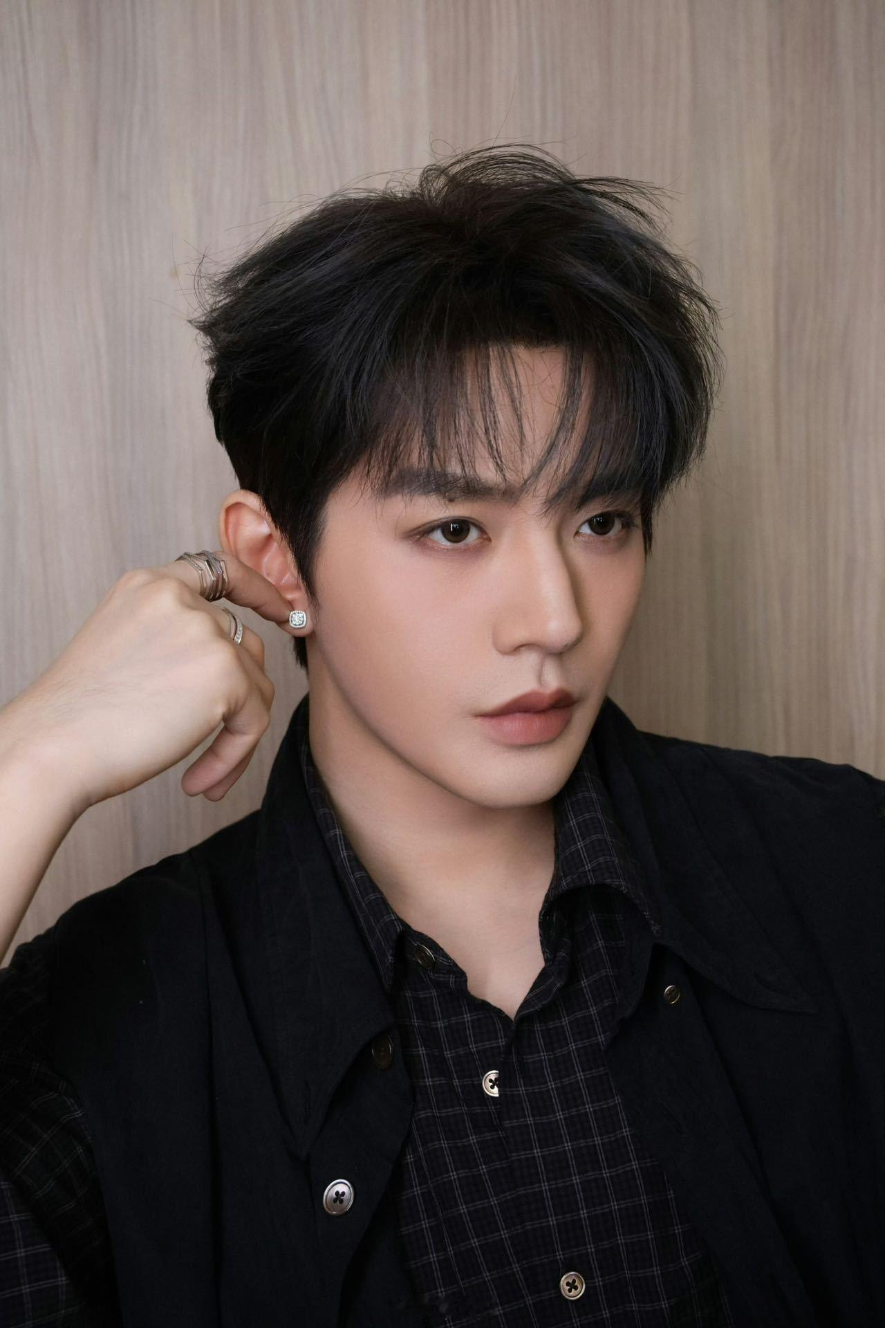 邓为和天然钻石好搭邓为妆造精致，状态满分，天然钻石珠宝璀璨夺目，自带高级氛围感