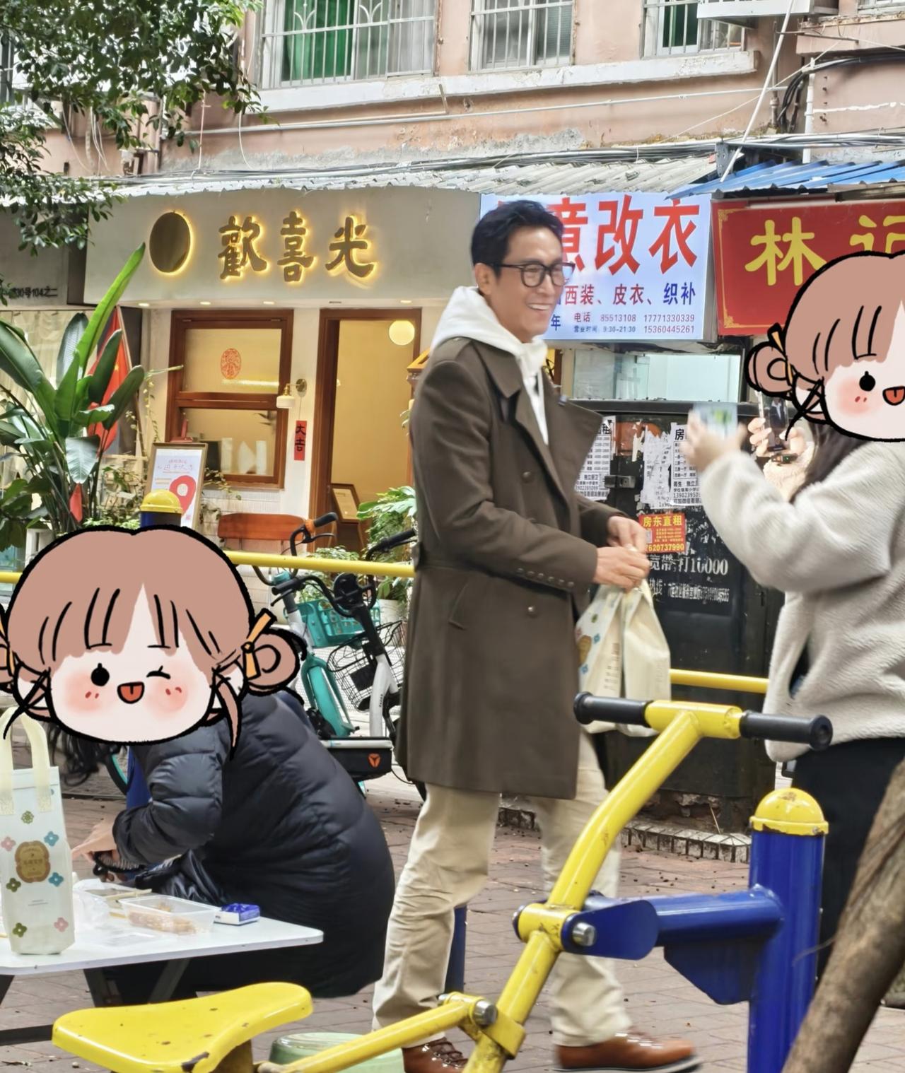 57岁马德钟现身广州体育西路街头，到一家小店买甜品，穿衣打扮时尚有型，外表太年轻