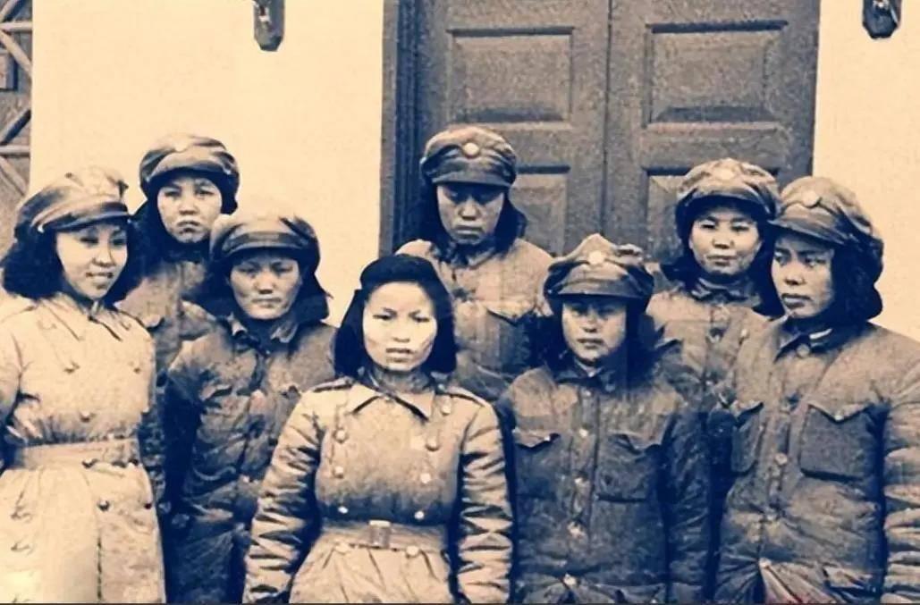 1942年，7名军统姑娘被日本鬼子围住。日本鬼子见是女兵，兽性大发，便丢下枪，一