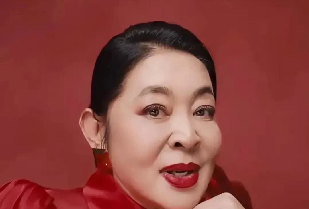 倪萍老了老了，模样越来越怪异了！说老其实也才60出头，并不是很老。但是倪