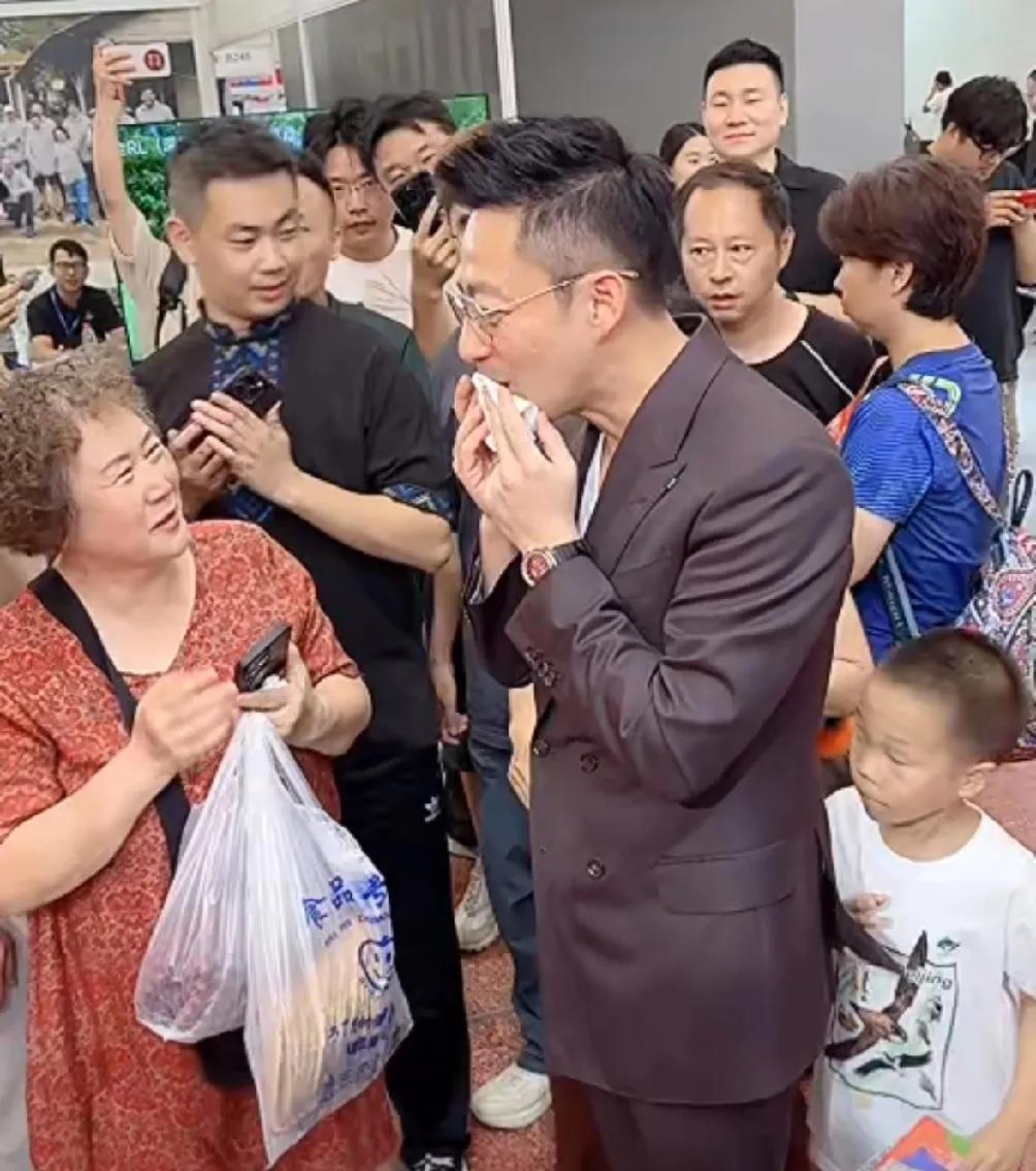 马筱梅好样的，又给S妈好好上了一课！原来马筱梅一个人先回湾湾是去孩子学校了！