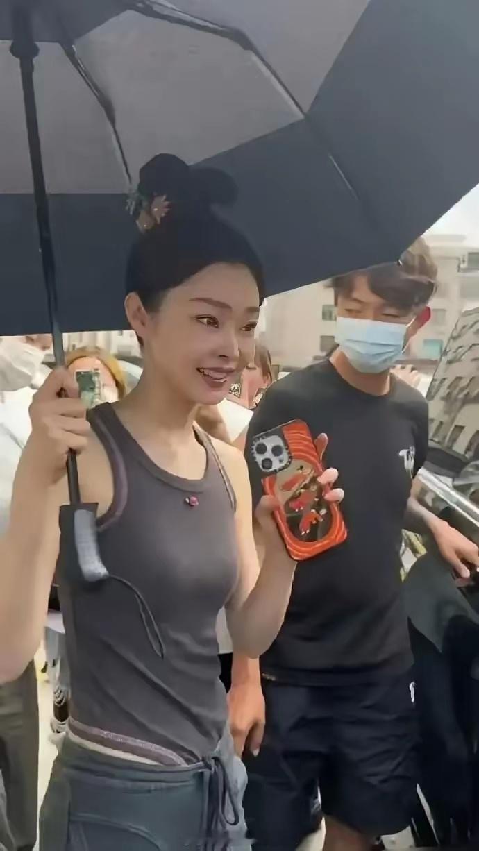 这种裤子上个厕所都是麻烦事吧