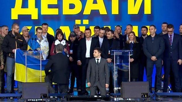 乌克兰今天的结局是乌克兰人自己的选择。回想2019年波罗申科与泽连斯基竞选总统时