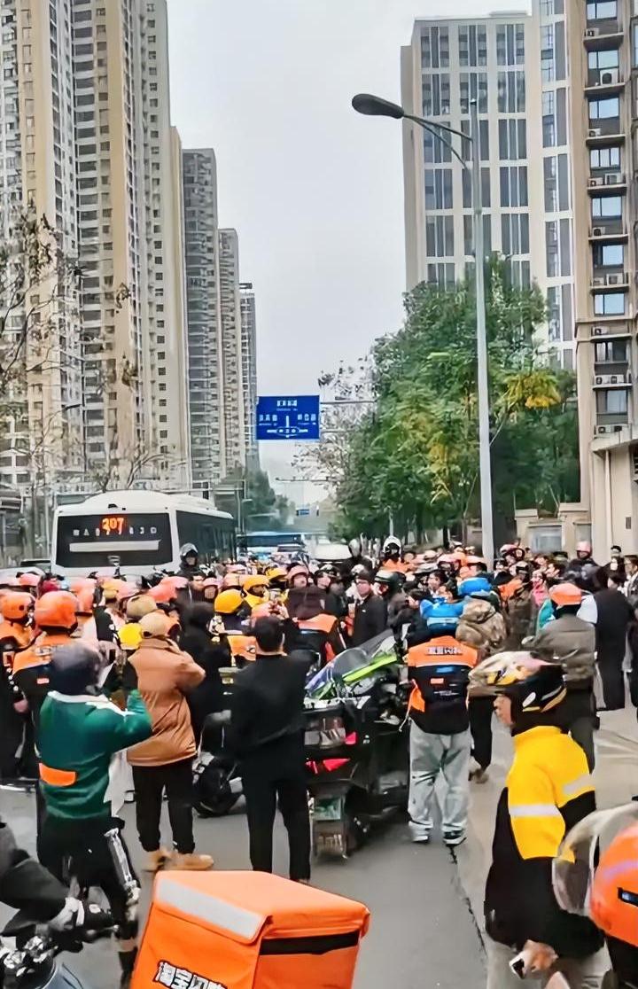 这个小区的物业好厉害不让外卖员进小区送外卖还不帮业主送最后直接不许业主点外