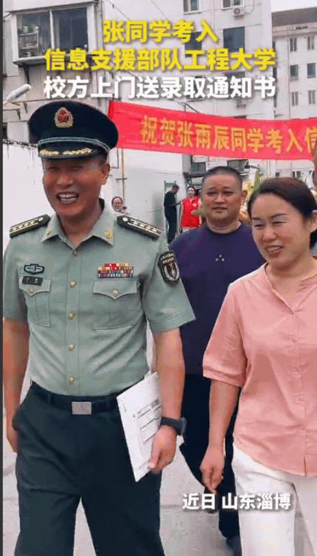 山东淄博，一位母亲正在家做饭，听到小区里面挺热闹，她以为是谁家娶媳妇的，没有想到