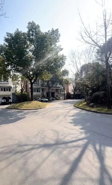 五一假期回到老家，邻居的老妈突发心梗住院，急需用钱借遍亲戚朋友也没借到，问我能不