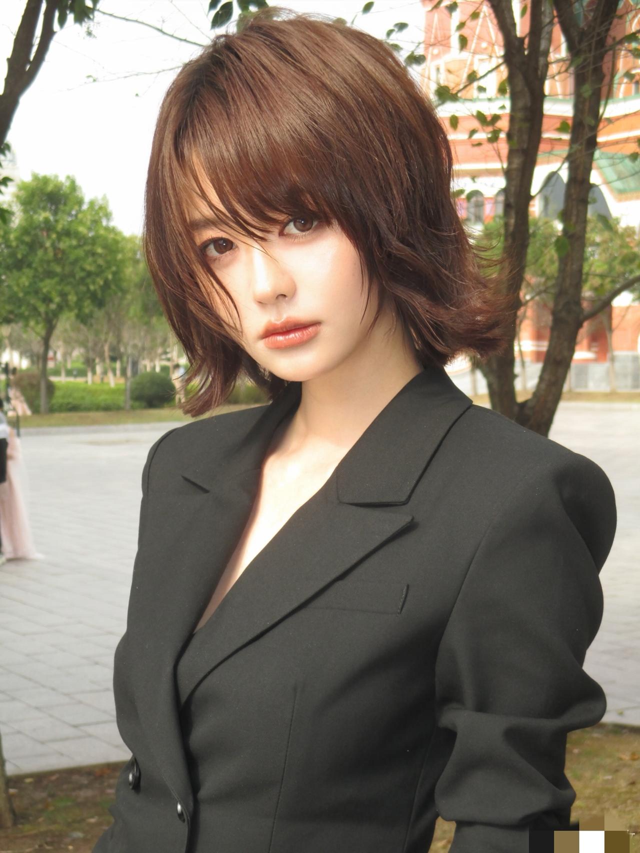 这个世界最让我想不通的人，就是黄晓明了，他都经历过了几任感情了，怎么还是跟以