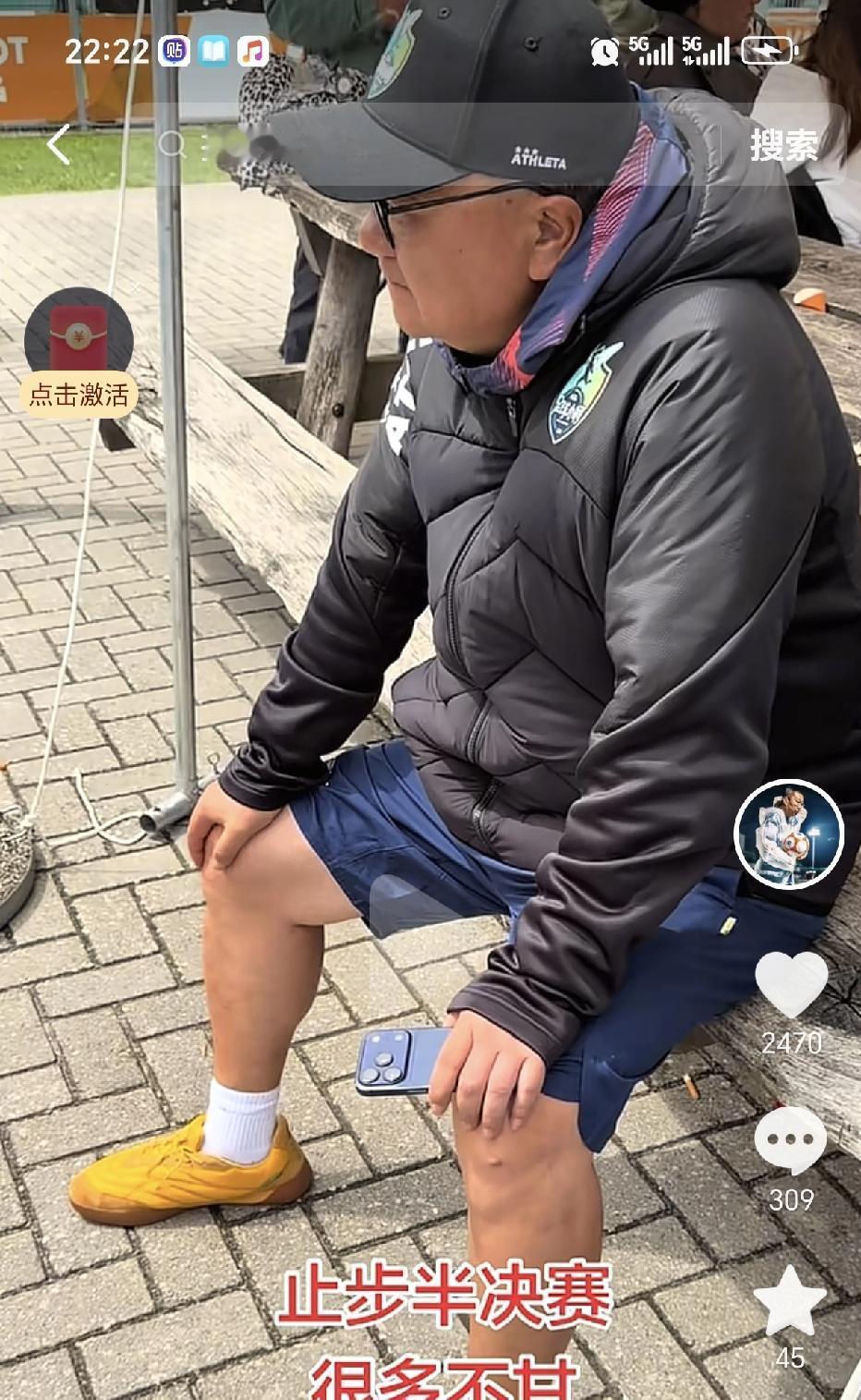 荷兰杯足球小将0:1阿尔克马尔，赛后董路独自黯然神伤的表情，真的是太让人心疼了。