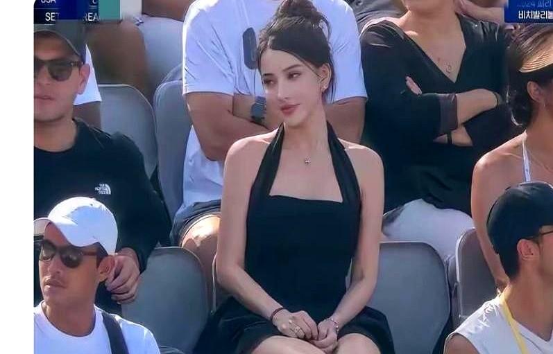 别再傻傻以为美女都爱看球了，真相扎心了。世界杯、NBA场边，镜头一扫全是美女
