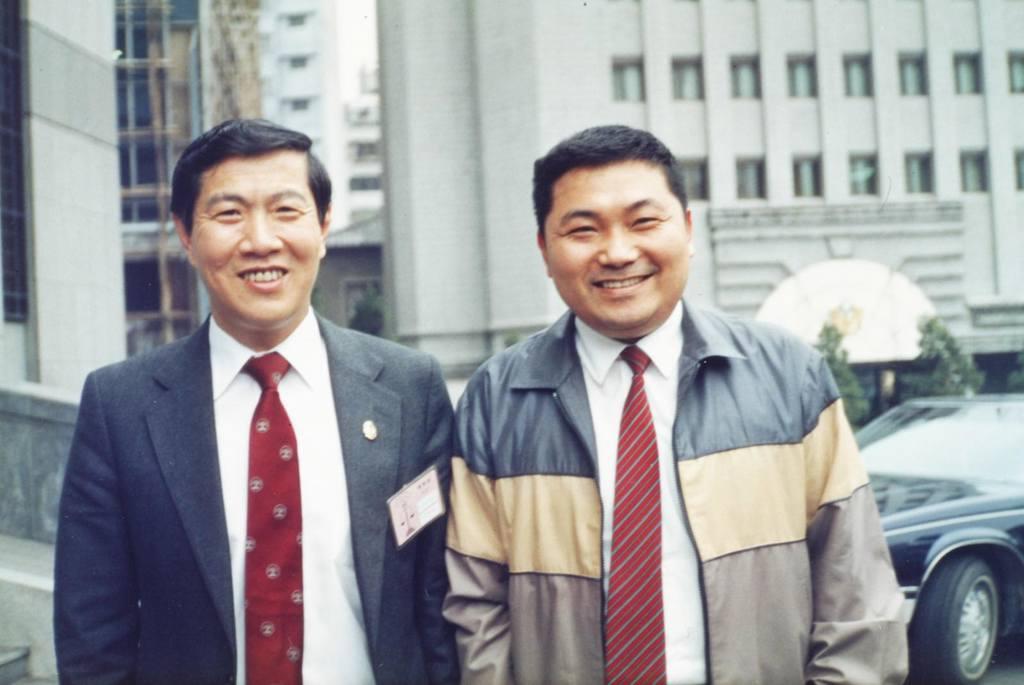 新北市市长侯友宜（右）于社交平台发布其与国际刑事专家李昌钰（左）的合照。侯友宜