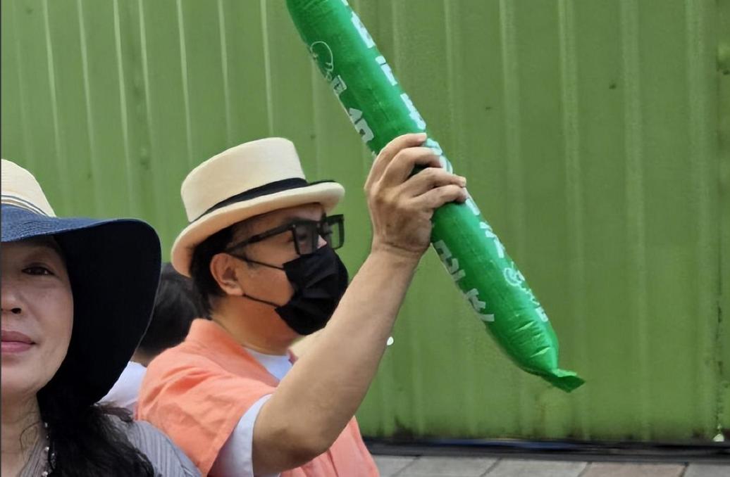 蔡康永押宝沈伯洋图什么？盘一盘绿营能给他的三样筹码。第一样，是坐稳岛内文化圈