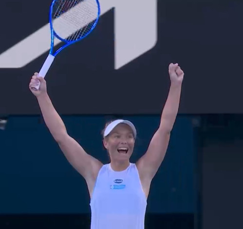 英语小姐从丝袜手上拿下一局后澳网2026