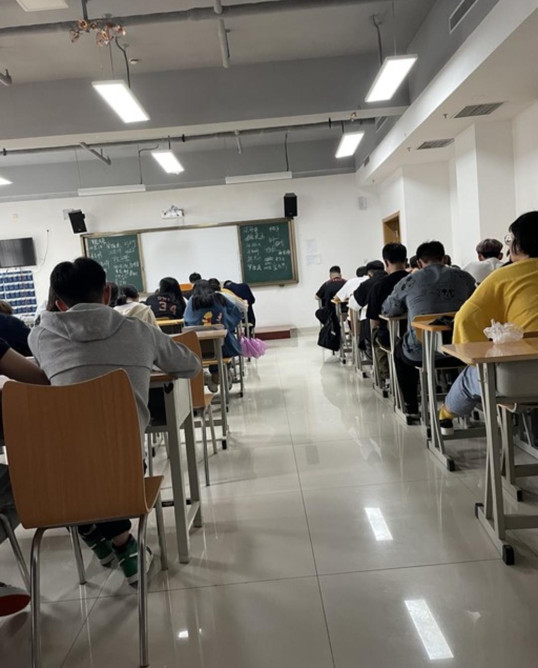 女儿上次考公没过，五月底时我建议她报名三支一扶。她有点儿不想考，她说，现在的三支