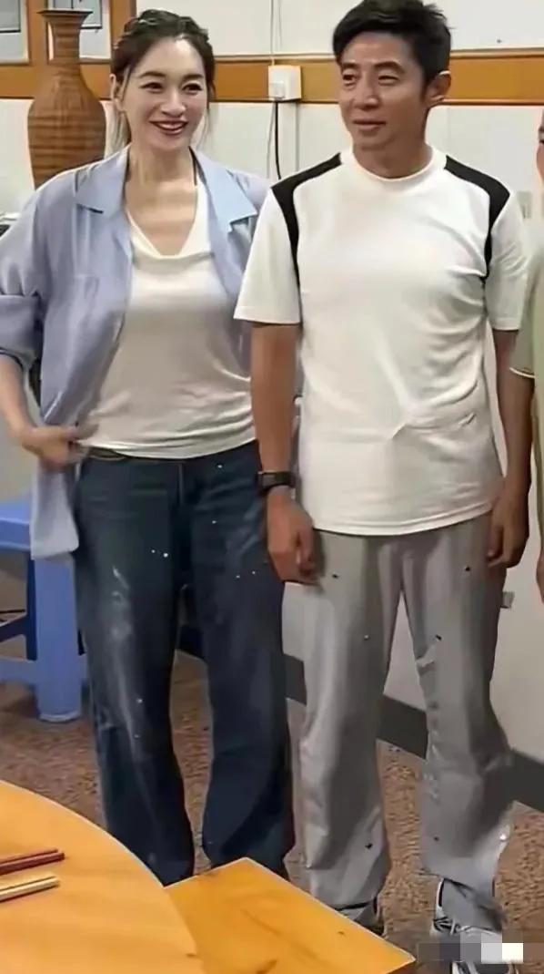这张照片是撒贝宁与李小冉到常州焦溪古镇为《山水间的家》节目取景拍摄！画面中4